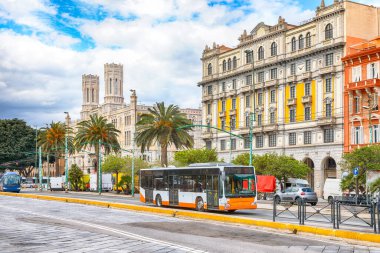 Cagliari ve Cagliari şehir merkezinin tipik mimarisine sahip sokak, Municipio di Cagliari. Konum: Cagliari, Sardinya, İtalya, Avrupa
