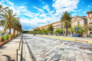 Cagliari ve Cagliari şehir merkezinin tipik mimarisine sahip sokak, Municipio di Cagliari. Konum: Cagliari, Sardinya, İtalya, Avrupa