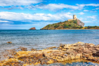 Nora arkeoloji sahasındaki Aziz Efisio deniz feneri Coltellazzo antik İspanyol kulesinin muhteşem manzarası. Konum: Nora, Pula, Sardinya, İtalya Avrupa