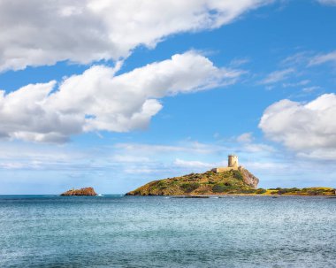 Nora arkeoloji sahasındaki Aziz Efisio deniz feneri Coltellazzo antik İspanyol kulesinin muhteşem manzarası. Konum: Nora, Pula, Sardinya, İtalya Avrupa