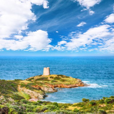 Turkuaz deniz ve Piscinni 'nin ünlü sahil kulesiyle Piscinni Körfezi' nin muhteşem sabah manzarası. Güzel Akdeniz deniz manzarası. Konum: Teulada, Sardunya, İtalya Avrupa