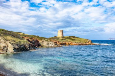 Piscinni Körfezi 'nin çekici sabah manzarası turkuaz deniz ve Piscinni' nin ünlü sahil kulesi. Güzel Akdeniz deniz manzarası. Konum: Teulada, Sardunya, İtalya Avrupa