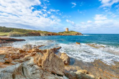 Turkuaz deniz ve Piscinni 'nin ünlü sahil kulesiyle Piscinni Körfezi' nin muhteşem sabah manzarası. Güzel Akdeniz deniz manzarası. Konum: Teulada, Sardunya, İtalya Avrupa