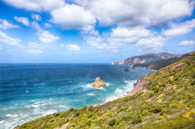Arka planda Nebida ve Masua sahillerinin çekici bahar manzarası ve Pan Di Zucchero. Konum: Nebida, Iglesias, Sardunya, İtalya Avrupa
