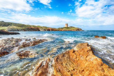 Turkuaz deniz ve Piscinni 'nin ünlü sahil kulesiyle Piscinni Körfezi' nin muhteşem sabah manzarası. Güzel Akdeniz deniz manzarası. Konum: Teulada, Sardunya, İtalya Avrupa