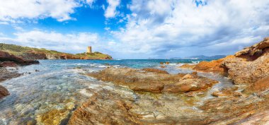 Turkuaz deniz ve Piscinni 'nin ünlü sahil kulesiyle Piscinni Körfezi' nin muhteşem sabah manzarası. Güzel Akdeniz deniz manzarası. Konum: Teulada, Sardunya, İtalya Avrupa