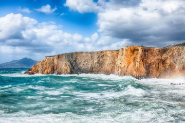 Valley Cala Domestica 'daki kayalıkların çekici manzarası ve deniz fırtınası. Konum: Buggerru, Güney Sardunya, İtalya Avrupa