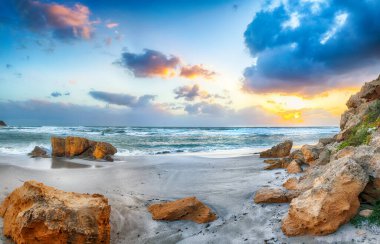 Del Sinis yarımadasındaki Capo San Marco Oristano plajında gün batımının inanılmaz manzarası. Konum: Cabras, Oristano ili, Sardinya, İtalya, Avrupa