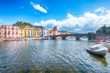 Temo nehri boyunca Ponte Vecchio köprüsü olan Bosa şehrinin inanılmaz manzarası. Renkli evlerle dolu bir nehir kenarı. Konum: Bosa kasabası, Oristano ili, İtalya, Avrupa