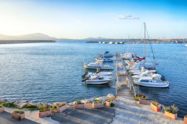 Alghero Körfezi 'ndeki Alghero Marina yat limanının demirli yelkenli manzarası inanılmaz. Konum: Alghero, Sassari ili, İtalya, Avrupa