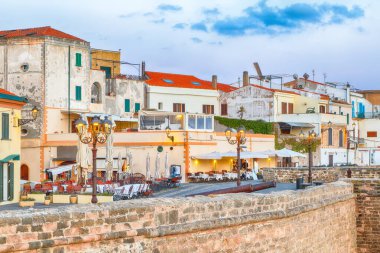 Alghero şehrinin tarihi kısmının inanılmaz akşam manzarası. Fantastik Akdeniz manzarası. Konum: Alghero, Sassari ili, İtalya, Avrupa