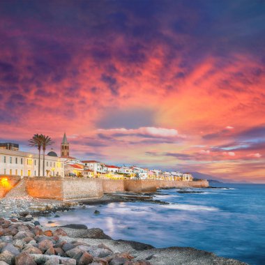 Alghero şehrinin tarihi kısmının şaşırtıcı akşam manzarası. Fantastik Akdeniz manzarası. Konum: Alghero, Sassari ili, İtalya, Avrupa