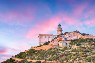 Cacccia Cape Lighthouse 'da inanılmaz bir sabah manzarası. Fantastik Akdeniz manzarası. Konum: Alghero, Sassari ili, İtalya, Avrupa