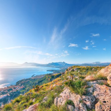 Porticello ve Santa Flavia kasabalarının ve Orientata Pizzo Cane 'in muhteşem manzarası. Konum: Bagheria, Palermo ili, Sicilya, İtalya, Avrupa