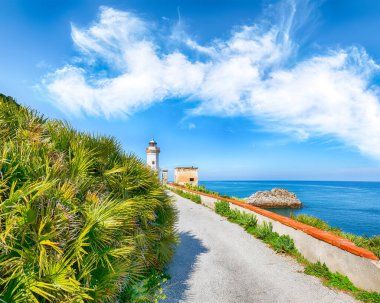 Capo Zafferano Deniz Feneri 'nde manzara güneşli bir gün. Akdeniz 'in popüler seyahat noktası. Konum: Santa Flavia, Palermo ili, Sicilya, İtalya, Avrupa