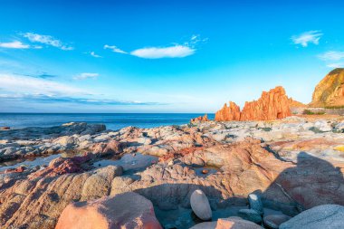 Arbatax 'taki Kızıl Kayalar' ın (Rocce Rosse) heyecanlı gün batımı manzarası. Konum: Arbatax, Ogliastra ili, Capo Bellavista, Sardinya, İtalya, Avrupa