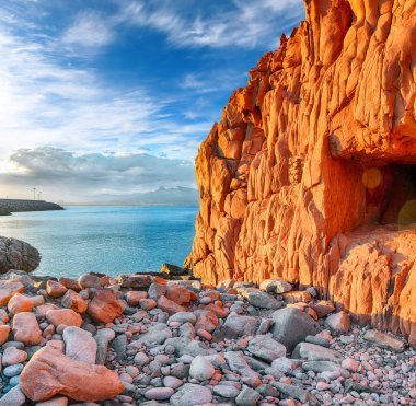 Arbatax 'ta Red Rocks' un (Rocce Rosse) kayda değer günbatımı manzarası. Konum: Arbatax, Ogliastra ili, Capo Bellavista, Sardinya, İtalya, Avrupa