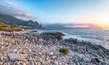 San Vito Burnu yakınlarındaki Isolidda Sahili 'nin muhteşem deniz manzarası. Monte Cofano Ulusal Parkı 'nın popüler seyahat yeri. Konum: San Vito Lo Capo, Trapani ili, Sicilya, İtalya, Avrupa