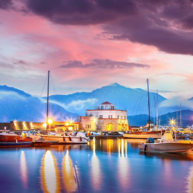 Villasimius 'un güzel marinasında gün batımı manzarası heyecan verici. Konum: Villasimius, Cagliari ili, Sardinya, İtalya, Avrupa