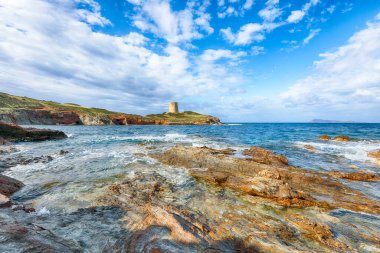 Piscinni Körfezi 'nin çekici sabah manzarası turkuaz deniz ve Piscinni' nin ünlü sahil kulesi. Güzel Akdeniz deniz manzarası. Konum: Teulada, Sardunya, İtalya Avrupa