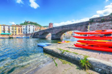 Temo nehri boyunca Ponte Vecchio köprüsü olan Bosa şehrinin çekici manzarası. Renkli evlerle dolu bir nehir kenarı. Konum: Bosa kasabası, Oristano ili, İtalya, Avrupa