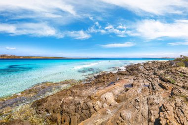 La Pelosa sahilinin ve Torre della Pelosa yakınlarındaki kayalık sahilin inanılmaz sabah manzarası. Konum: Stintino, Sassari ili, İtalya, Avrupa