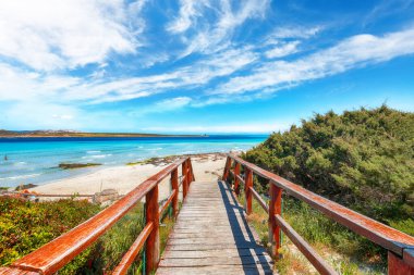 Meşhur La Pelosa plajının (Spiaggia della Pelosa) ahşap yaya köprüsü manzarası inanılmazdır. Konum: Stintino, Sassari ili, İtalya, Avrupa