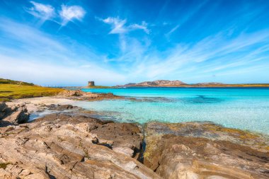 La Pelosa sahilinin ve Torre della Pelosa yakınlarındaki kayalık sahilin inanılmaz sabah manzarası. Konum: Stintino, Sassari ili, İtalya, Avrupa