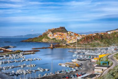 Castelsardo 'nun Ortaçağ kasabasının inanılmaz manzarası. Castelsardo limanının şehir manzarası. Konum: Castelsardo, Sassari ili, Sardunya, İtalya, Avrupa