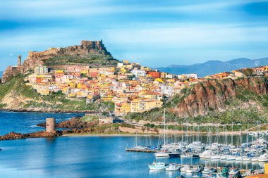 Castelsardo 'nun Ortaçağ kasabasının inanılmaz manzarası. Castelsardo limanının şehir manzarası. Konum: Castelsardo, Sassari ili, Sardunya, İtalya, Avrupa