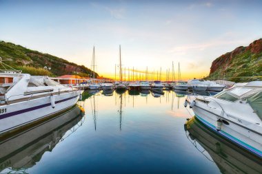 Castelsardo limanında inanılmaz yatlar. Akdeniz manzarası var. Konum: Castelsardo, Sassari ili, Sardunya, İtalya, Avrupa