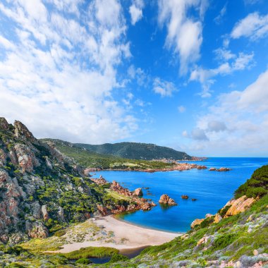 Costa Paradiso tatil köyündeki Li Cossi plajının inanılmaz manzarası. Akdeniz 'in resimli deniz manzarası. Konum: Costa Paradiso, Sassari ili, Sardunya, İtalya, Avrupa