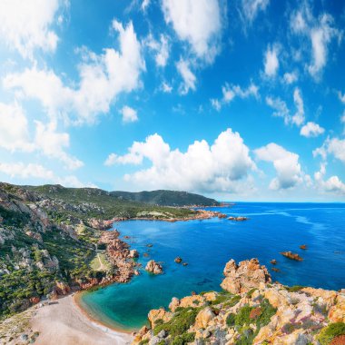 Costa Paradiso tatil beldesindeki Li Cossi plajının muhteşem manzarası. Akdeniz 'in resimli deniz manzarası. Konum: Costa Paradiso, Sassari ili, Sardunya, İtalya, Avrupa