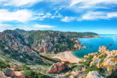 Costa Paradiso tatil beldesindeki Li Cossi plajının muhteşem manzarası. Akdeniz 'in resimli deniz manzarası. Konum: Costa Paradiso, Sassari ili, Sardunya, İtalya, Avrupa