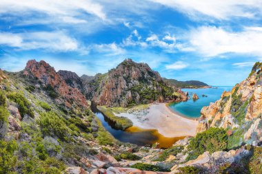 Costa Paradiso tatil köyündeki Li Cossi plajının inanılmaz manzarası. Akdeniz 'in resimli deniz manzarası. Konum: Costa Paradiso, Sassari ili, Sardunya, İtalya, Avrupa