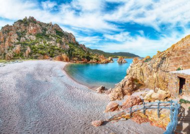 Costa Paradiso tatil beldesindeki Li Cossi plajının muhteşem manzarası. Akdeniz 'in resimli deniz manzarası. Konum: Costa Paradiso, Sassari ili, Sardunya, İtalya, Avrupa