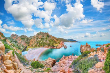 Costa Paradiso tatil beldesindeki Li Cossi plajının muhteşem manzarası. Akdeniz 'in resimli deniz manzarası. Konum: Costa Paradiso, Sassari ili, Sardunya, İtalya, Avrupa