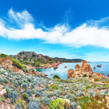 Popüler seyahat merkezi Costa Paradiso 'nun inanılmaz manzarası. Akdeniz 'in pitoresk manzarası. Konum: Costa Paradiso, Sassari ili, Sardunya, İtalya, Avrupa