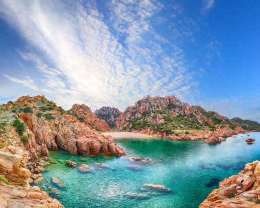 Costa Paradiso tatil köyündeki Li Cossi plajının inanılmaz manzarası. Akdeniz 'in resimli deniz manzarası. Konum: Costa Paradiso, Sassari ili, Sardunya, İtalya, Avrupa