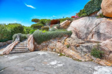Porto Rafael tatil köyünün inanılmaz manzarası. Sardunya 'nın resimli evleri. Konum: Porto Rafael, Olbia Tempio ili, Sardunya, İtalya, Avrupa