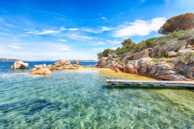 Porto Rafael tatil köyünün inanılmaz manzarası. Akdeniz 'in resimli deniz manzarası. Konum: Porto Rafael, Olbia Tempio ili, Sardunya, İtalya, Avrupa