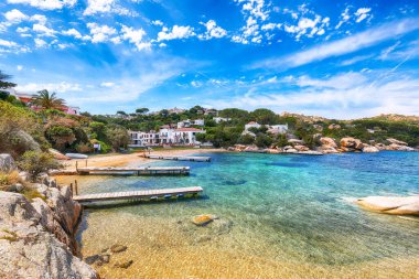 Porto Rafael tatil köyünün inanılmaz manzarası. Akdeniz 'in resimli deniz manzarası. Konum: Porto Rafael, Olbia Tempio ili, Sardunya, İtalya, Avrupa