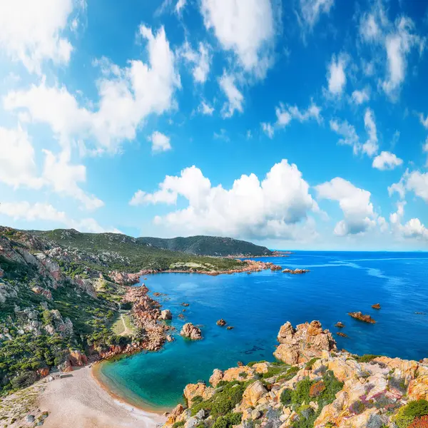 Costa Paradiso tatil beldesindeki Li Cossi plajının muhteşem manzarası. Akdeniz 'in resimli deniz manzarası. Konum: Costa Paradiso, Sassari ili, Sardunya, İtalya, Avrupa