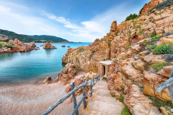 Costa Paradiso tatil köyündeki Li Cossi plajının inanılmaz manzarası. Akdeniz 'in resimli deniz manzarası. Konum: Costa Paradiso, Sassari ili, Sardunya, İtalya, Avrupa