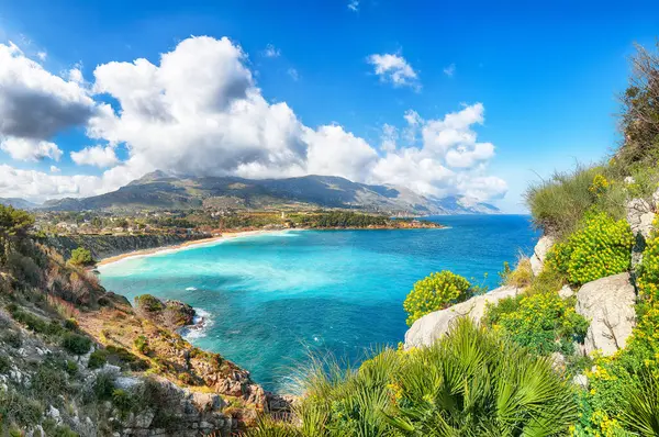 Castellammare del Golfo yakınlarındaki Guidaloca Sahili 'nin muhteşem deniz manzarası. Popüler seyahat yeri. Konum: Castellammare del Golfo, Trapani ili, Sicilya, İtalya, Avrupa