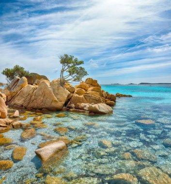 Costa Smeralda 'daki Capriccioli plajının inanılmaz manzarası. Akdeniz 'in popüler turizm beldesi. Konum: Arzachena, Sassari ili, Sardunya, İtalya, Avrupa