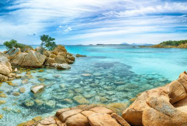 Costa Smeralda 'daki Capriccioli plajının inanılmaz manzarası. Akdeniz 'in popüler turizm beldesi. Konum: Arzachena, Sassari ili, Sardunya, İtalya, Avrupa