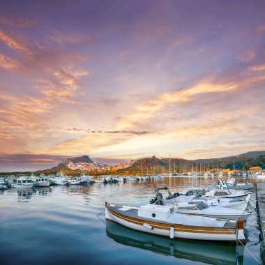 Castelsardo 'nun Ortaçağ kasabasının inanılmaz manzarası. Castelsardo limanının şehir manzarası. Konum: Castelsardo, Sassari ili, Sardunya, İtalya, Avrupa