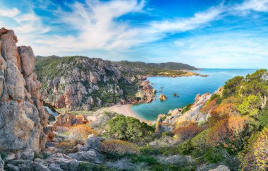 Costa Paradiso tatil beldesindeki Li Cossi plajının muhteşem manzarası. Akdeniz 'in resimli deniz manzarası. Konum: Costa Paradiso, Sassari ili, Sardunya, İtalya, Avrupa
