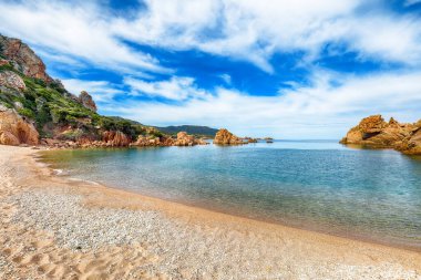 Costa Paradiso tatil beldesindeki Li Cossi plajının muhteşem manzarası. Akdeniz 'in resimli deniz manzarası. Konum: Costa Paradiso, Sassari ili, Sardunya, İtalya, Avrupa